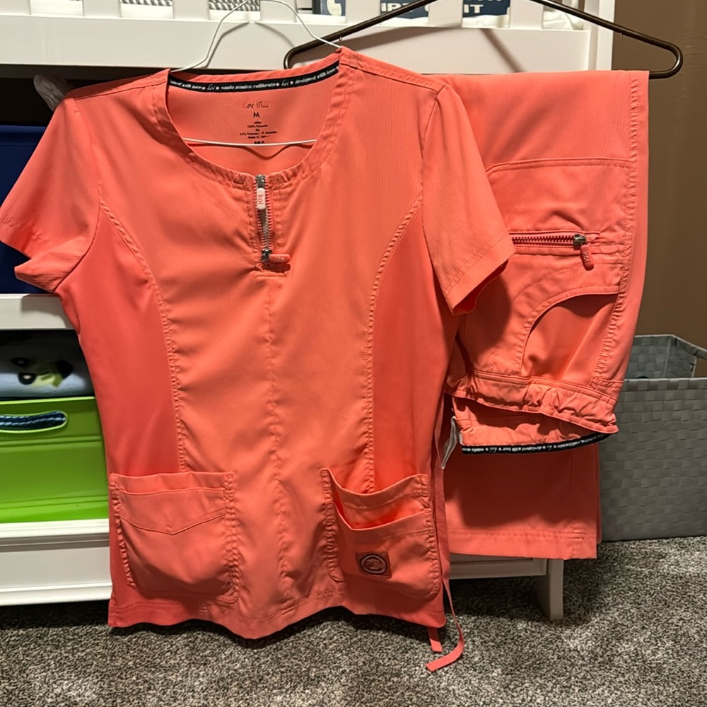Koi lite Nursing scrub set. Top M slim fit and bottoms M petite.